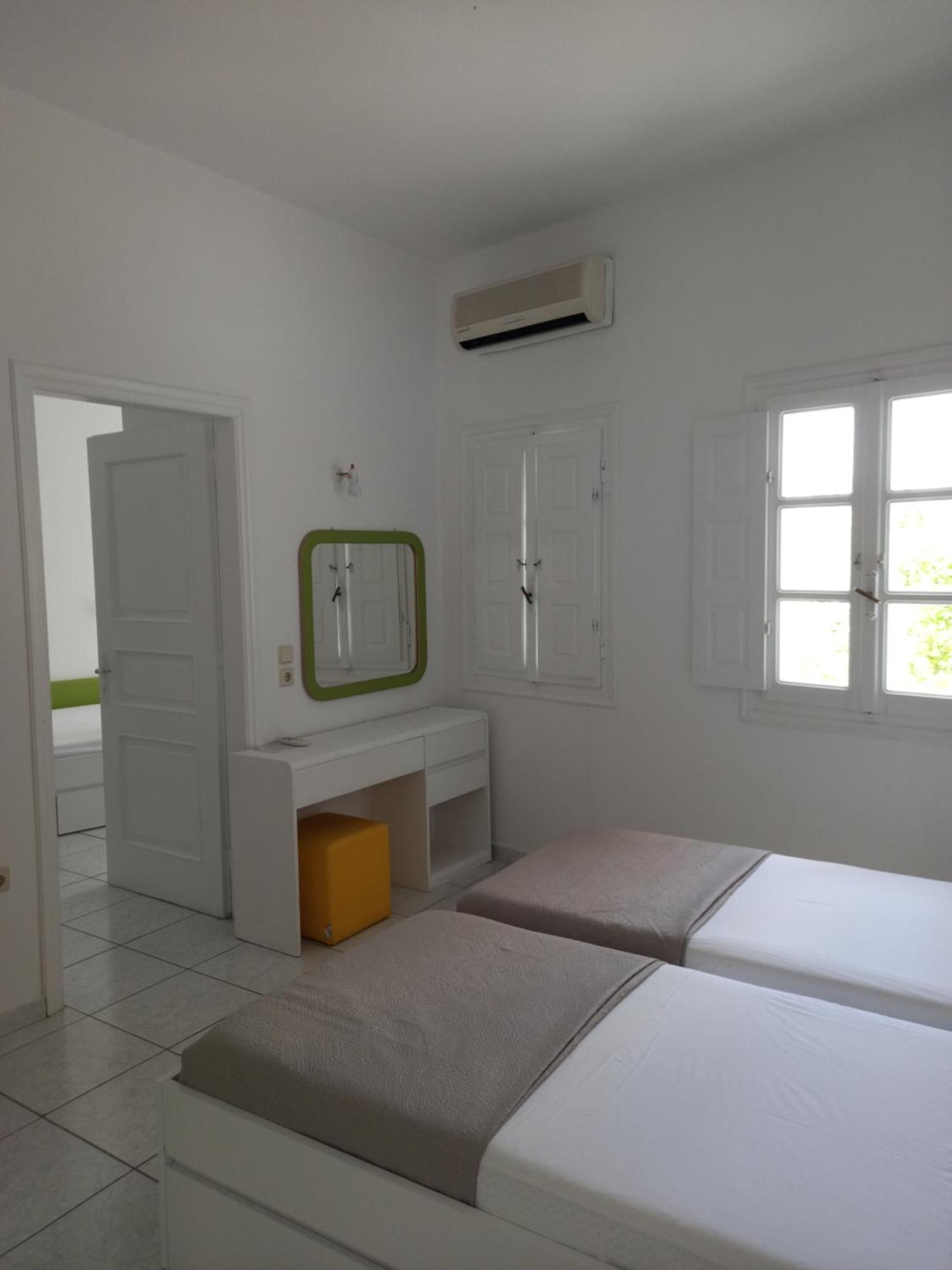 Aparthotel Three Harites Perissa  Pokoj fotografie